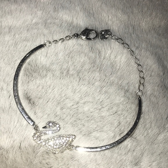 Authentic Swarovski Swan Bangle bracelet - Picture 2 of 8